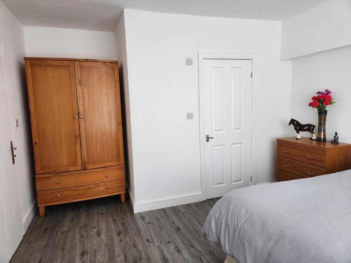 White House Ensuite Double Bedroom Warrington  Exteriör bild