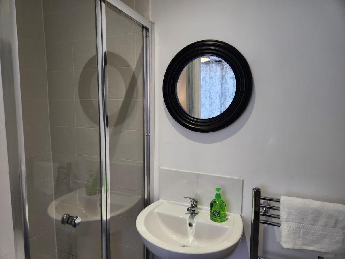 White House Ensuite Double Bedroom Warrington  Exteriör bild