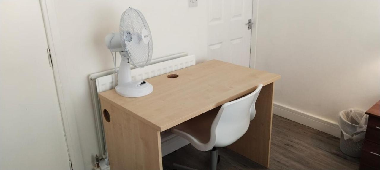 White House Ensuite Double Bedroom Warrington  Exteriör bild