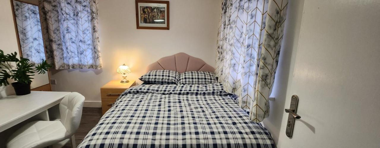 White House Ensuite Double Bedroom Warrington  Exteriör bild