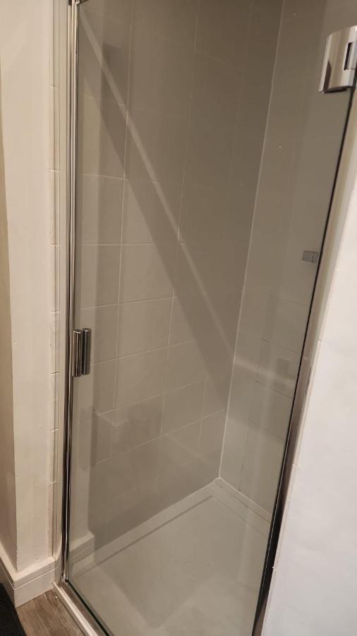 White House Ensuite Double Bedroom Warrington  Exteriör bild