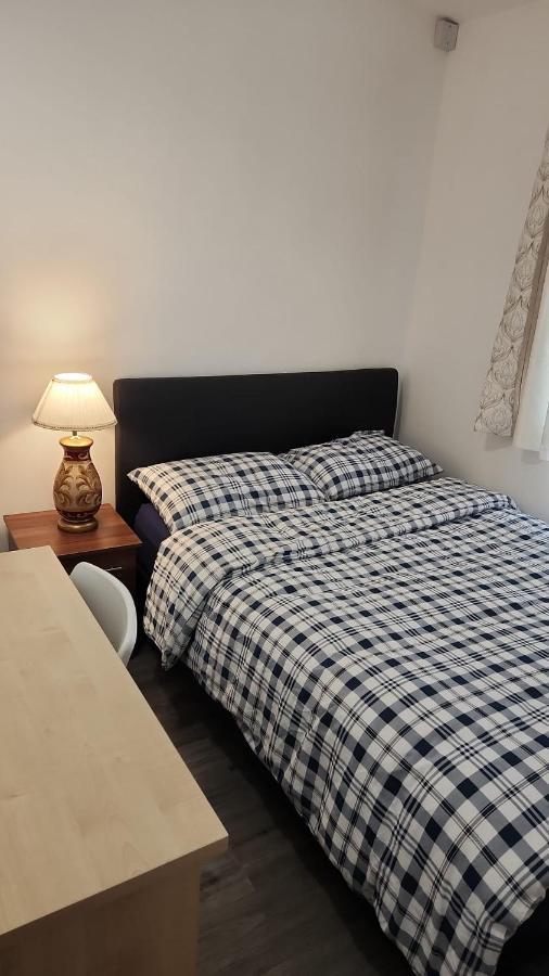 White House Ensuite Double Bedroom Warrington  Exteriör bild