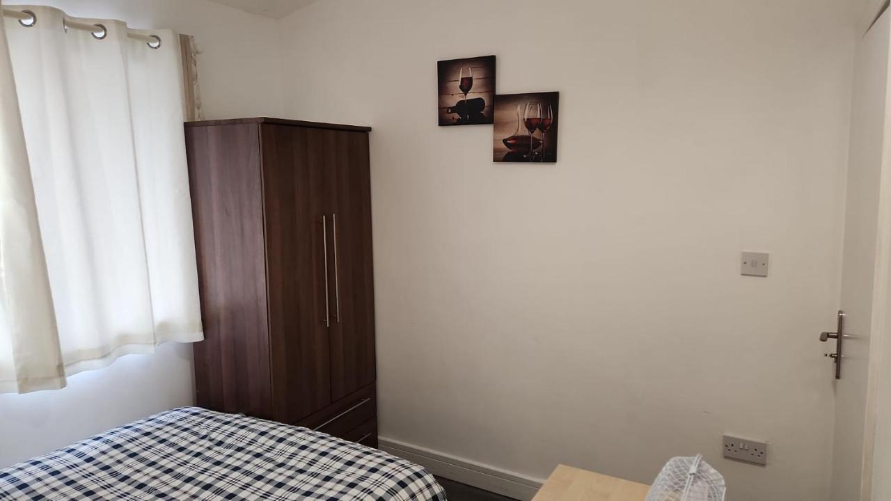 White House Ensuite Double Bedroom Warrington  Exteriör bild
